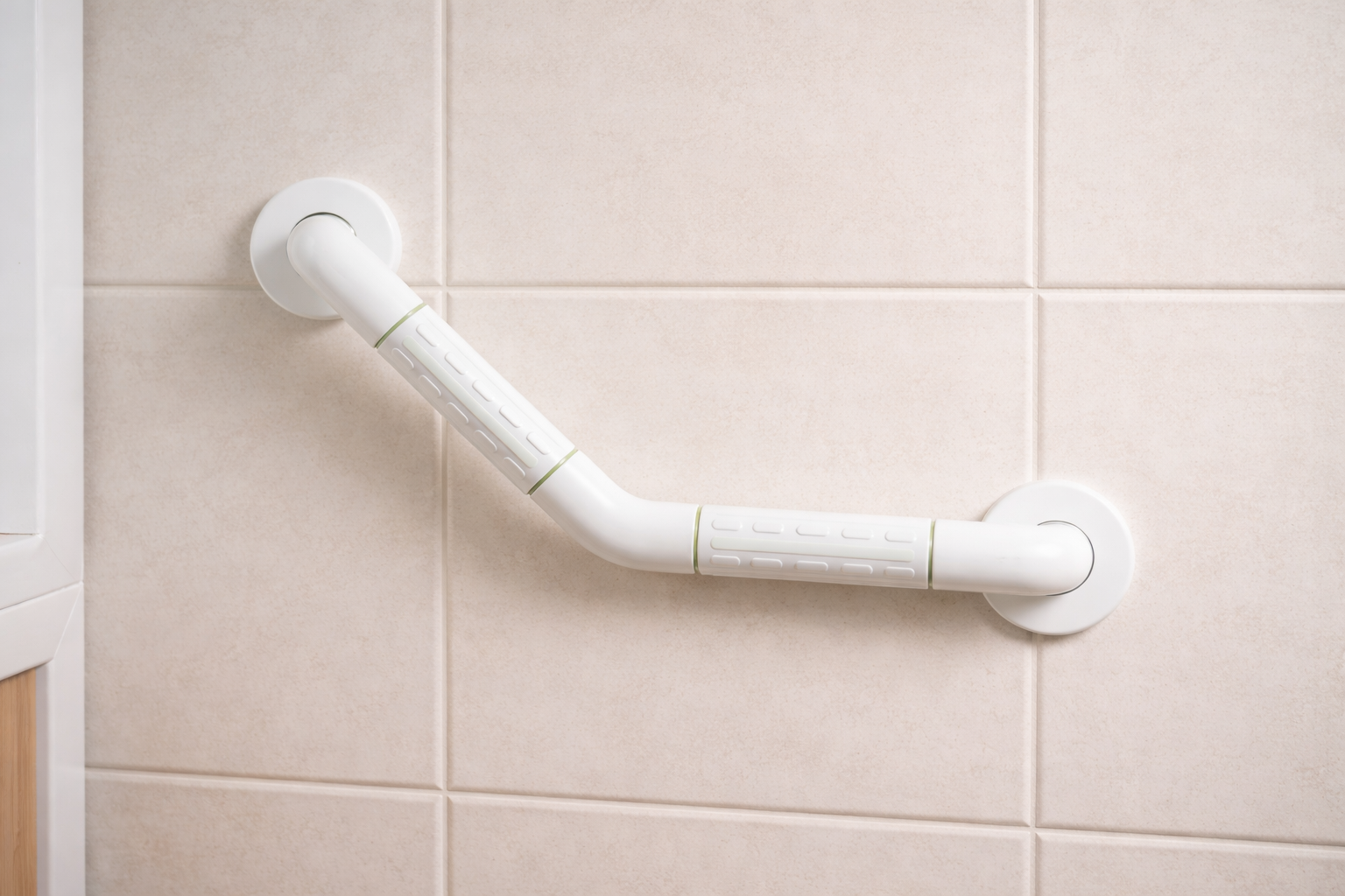 מאחז בטיחות פינתי לאמבטיה ולשירותים 32×32 ס״מ | מעטפת ABS | עד 600 ק״ג 2 מאחז בטיחות למקלחת פינתי ABS בחדר שירותים