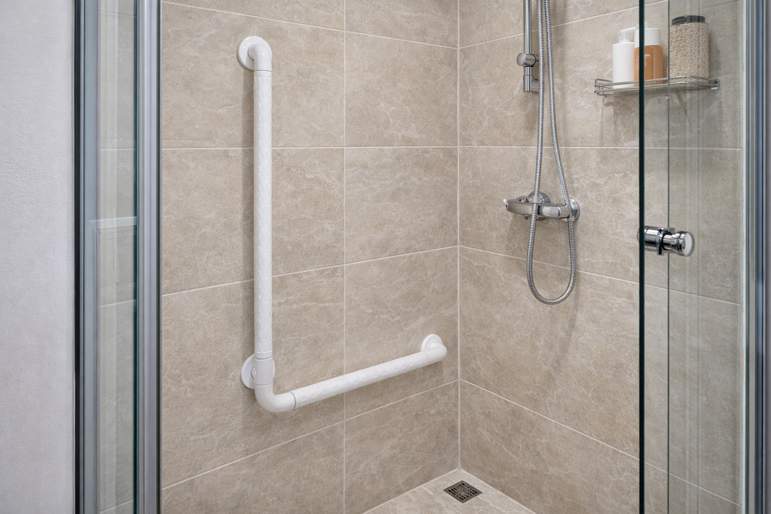 ידית אחיזה זוויתית בצורת L מנירוסטה 60×60 ס״מ | ציפוי ABS | מאחז בטיחות לחדר אמבטיה ושירותים 3 ידית אחיזה זוויתית בצורת L מנירוסטה בציפוי ABS – 60×60 ס״מ | מאחז בטיחות לחדר אמבטיה ושירותים בשימוש ביתי