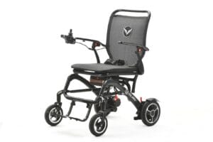 דגם V11 מסדרת ELITE של Volaro – כיסא הגלגלים החשמלי הקל והמתקדם ביותר שלנו. שלדת סיבי פחמן תעופתית במשקל 11 ק"ג בלבד, סוללת ליתיום 20Ah נשלפת עם טווח עד 20 ק"מ, ובקר שליטה חכם CW502. מאושר לטיסה.