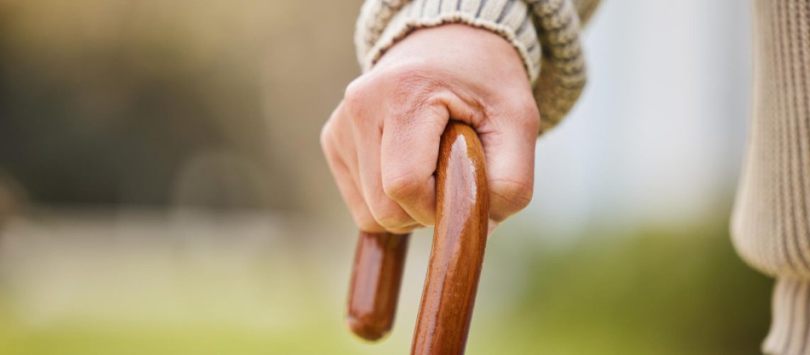 איך הולכים עם מקלות הליכה