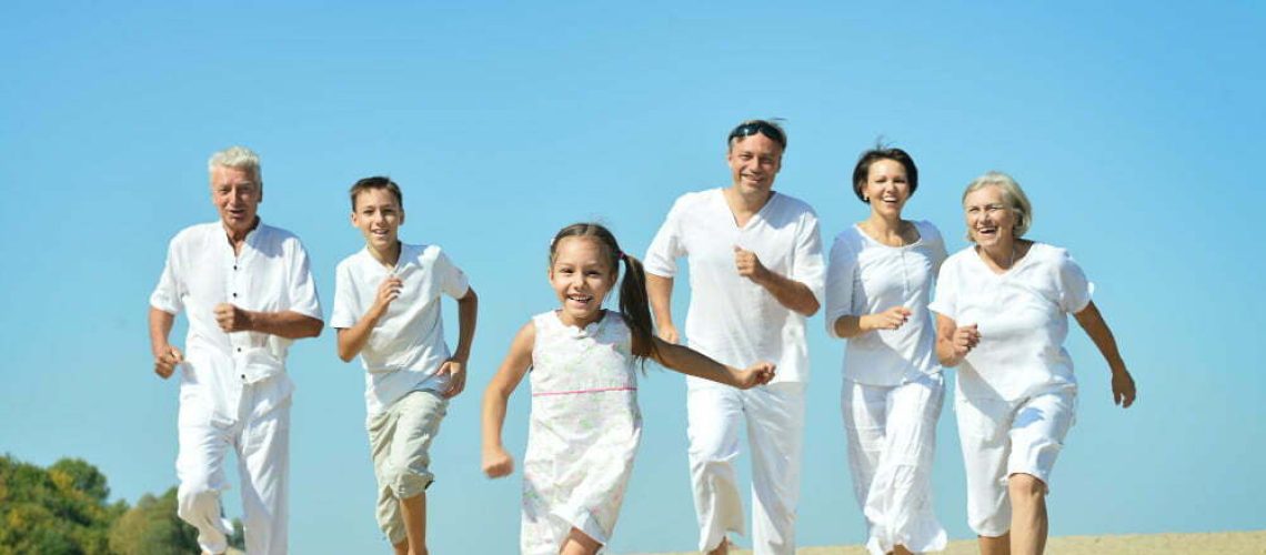 portrait-happy-family-beach